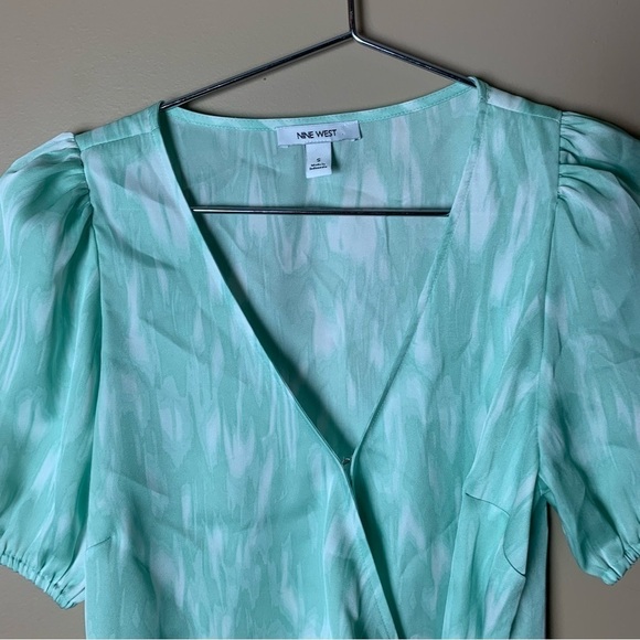 [Nine West] Blue/Green Water Colored Print Short Puff Sleeve Wrap Top - Picture 2 of 9